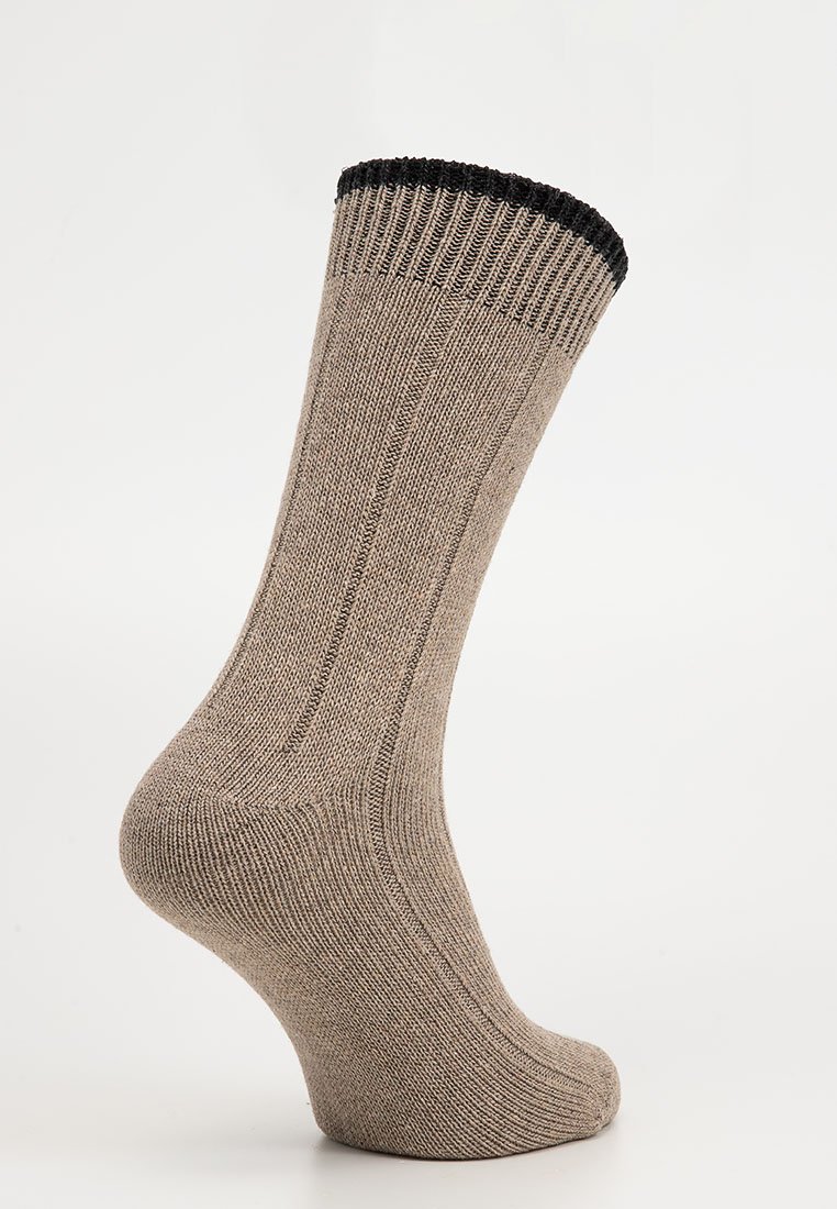 Beige gestrickte Socke mit einem gerippten schwarzen Bündchen. Besitzt eine glatte Textur und eine konturierte Form, die für Komfort und Passform ausgelegt ist.