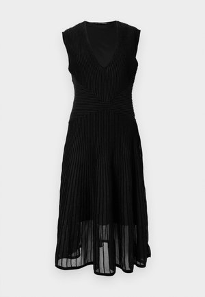 Rochie neagră fără mâneci, cu decolteu în V adânc, dungi verticale texturate, corp ajustat și o fustă fluidă care se extinde sub genunchi.