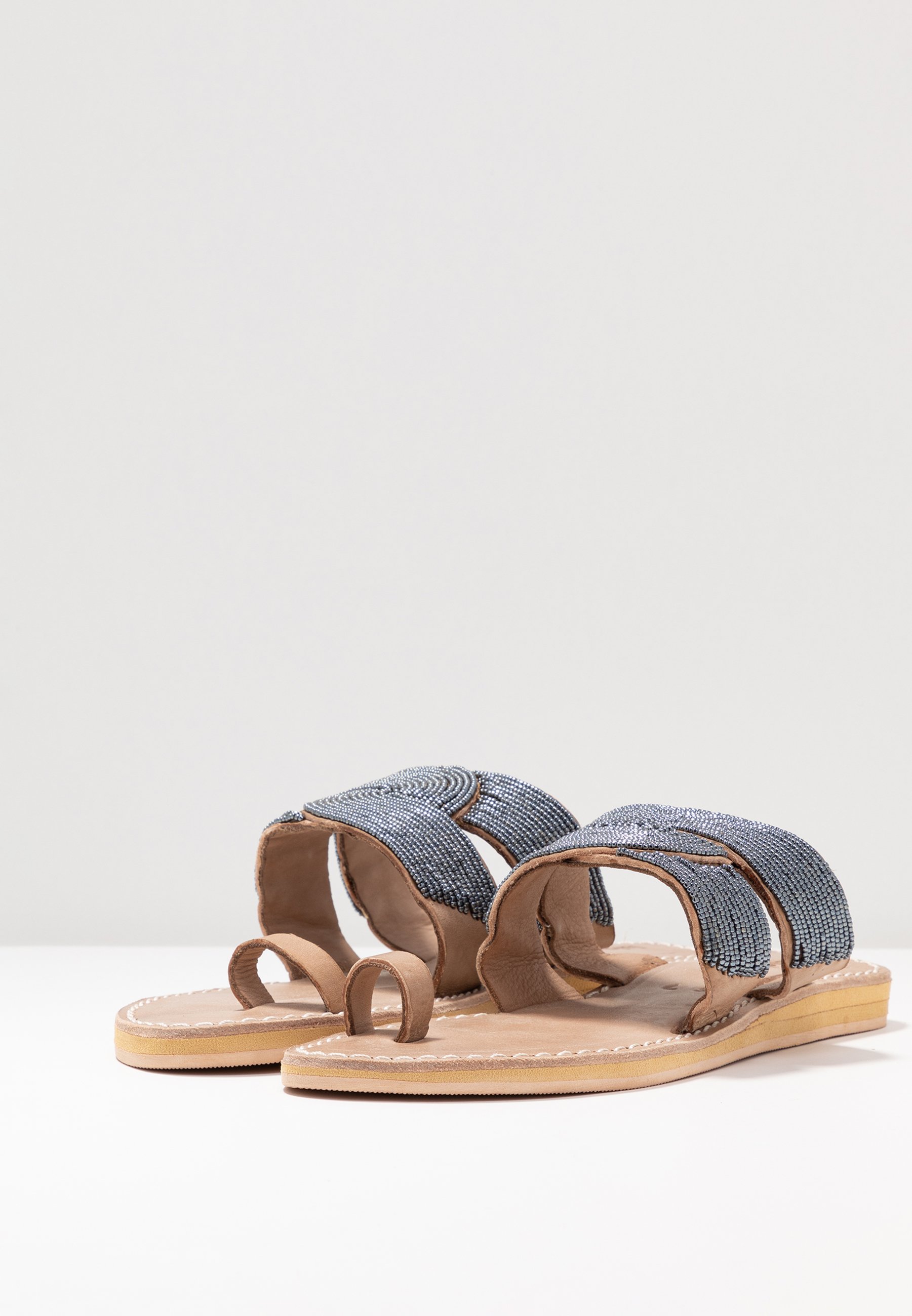 laidbacklondon LAITH FLAT - Flip Flops - tan/metal silver/grey laidbacklondon LAITH FLAT - Flip Flops - tan/metal silver/grey