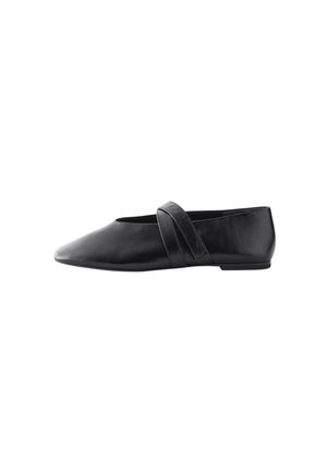 Chaussure plate en cuir noir avec un bout pointu et une large bride unique sur le dessus, photographiée de côté sur fond blanc.