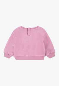 Sudadera infantil de color rosa claro con cuello redondo, mangas largas y un botón en la parte posterior. Presenta puños y dobladillo de canalé.