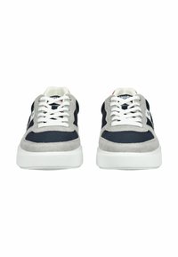 Coppia di sneaker grigie e blu navy con lacci bianchi e suole spesse bianche, viste frontalmente su sfondo bianco.