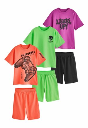 Drie sets kinder T-shirts met korte mouwen en shorts in oranje, groen en paars met gamingthema prints en effen zwarte shorts.