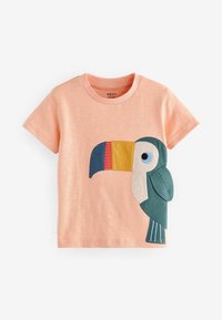 Kortærmet fersken T-shirt med et farverigt broderet tucan-design med blå, grønne, gule og røde detaljer. Blødt bomuldsstof.