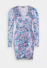 Robe portefeuille fleurie à manches longues, avec des tons bleus et roses, des fronces à la taille, et un décolleté en V profond.