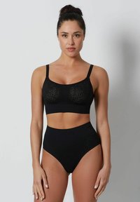 Zwart lingerieset met een bralette met verstelbare bandjes en hoge taille slipjes. De stof heeft een gestructureerd patroon en geribbelde accenten.