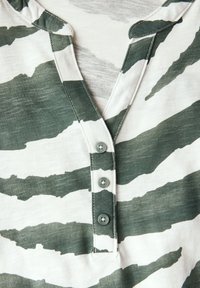 Cecil IM LOOK - Camiseta estampada - grün