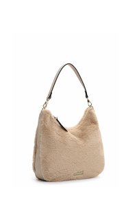 Sac à main en fausse fourrure beige avec une forme courbée, une bandoulière en cuir noir, des accents en métal doré et un détail de poche zippée.