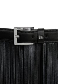 Curea din piele neagră cu cataramă rectangulară argintie gravată "Karl Lagerfeld" și dungi texturate verticale sub bucla curelei, cu un logo mic.