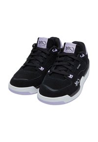 Baskets en daim noir et en mesh avec des accents blancs et lavande, dotées d'un col rembourré, d'un système de laçage et d'une semelle en caoutchouc texturée.