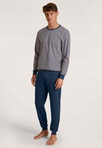 Unselected, amaranth