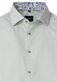 Jasnozielona i biała koszula z długim rękawem w paski, z kwiecistym wzorem wewnątrz kołnierza, z zapięciem na guziki i zielonymi guzikami.