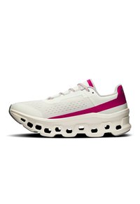 Scarpa sportiva bianca e magenta con tomaia perforata, chiusura con lacci e suola caratterizzata da ampie aperture a forma di nido d'ape.
