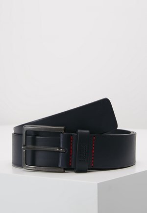 Ceinture en cuir noir avec une boucle rectangulaire argentée, une surpiqûre rouge près de la boucle, et "HUGO" embossé sur la boucle de ceinture.