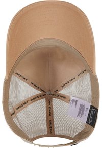 Tan baseball cap med buet skjerm, nettingpaneler bak og innvendig merking trykket på fôret. Den har en indre etikett og sømdetaljer.