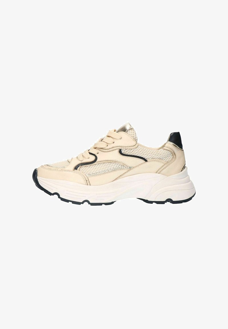 Baskets de sport beige en matériaux mesh et en cuir, avec des accents noirs, un bout rond et une semelle blanche épaisse.