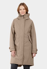Beige waterdichte jas met een hoge kraag, ritssluiting, zijzakken en verstelbare manchetten. Glad textuur met minimale details.