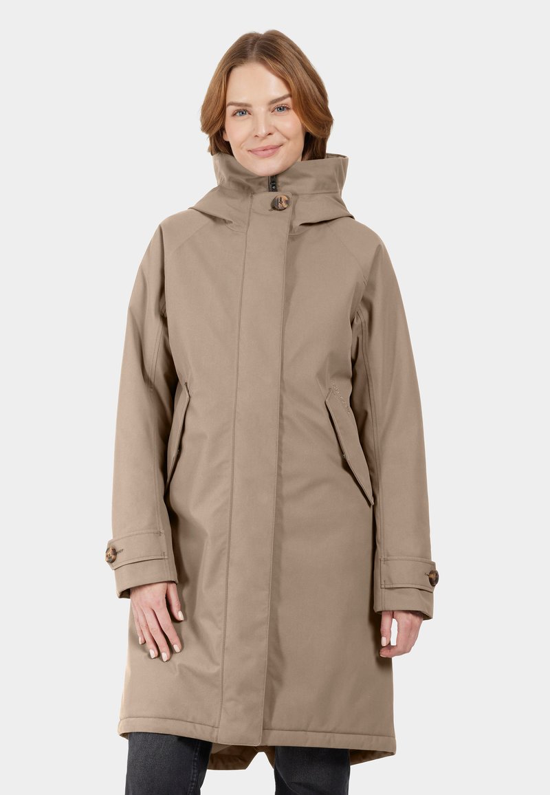 Beige waterdichte jas met een hoge kraag, ritssluiting, zijzakken en verstelbare manchetten. Glad textuur met minimale details.