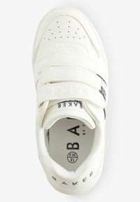 Zapatilla blanca con correas de Velcro, puntera perforada, acentos en azul marino y marca "BAKER". Presenta un material sintético suave y un cuello acolchado.