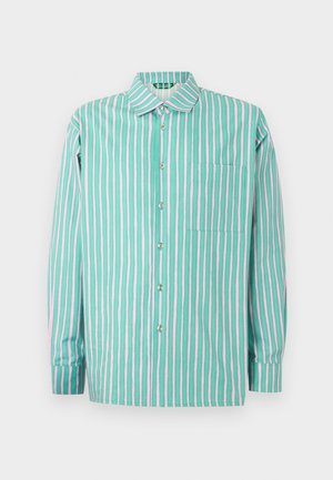 Πουκάμισο με μακριά μανίκια, κουμπιά, με κάθετες ρίγες σε μέντα πράσινο, λευκό και ροζ και τσεπάκι στο στήθος, επάνω σε απλό φόντο.