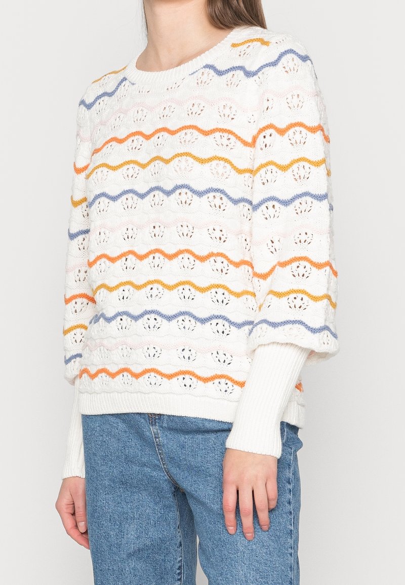 Weißer Strickpullover mit welligen, bunten Streifen in Orange, Gelb, Hellblau und Pink, mit gerippten Bündchen und lockerer Passform.