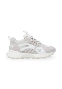 Sneaker in Hellgrau und Weiß aus Wildleder und Mesh-Material. Verfügt über eine abgerundete Zehenpartie, eine dicke Sohle und mehrere Streifen an den Seiten.
