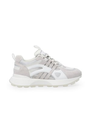 Sneaker in Hellgrau und Weiß aus Wildleder und Mesh-Material. Verfügt über eine abgerundete Zehenpartie, eine dicke Sohle und mehrere Streifen an den Seiten.