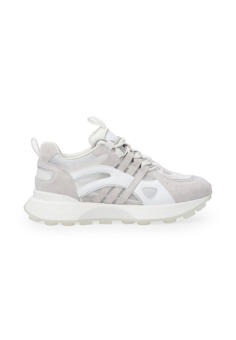 Sneaker in Hellgrau und Weiß aus Wildleder und Mesh-Material. Verfügt über eine abgerundete Zehenpartie, eine dicke Sohle und mehrere Streifen an den Seiten.