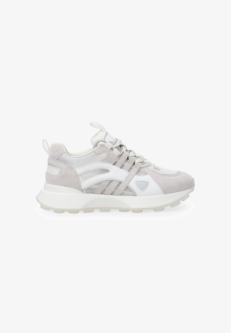 Sneaker in Hellgrau und Weiß aus Wildleder und Mesh-Material. Verfügt über eine abgerundete Zehenpartie, eine dicke Sohle und mehrere Streifen an den Seiten.