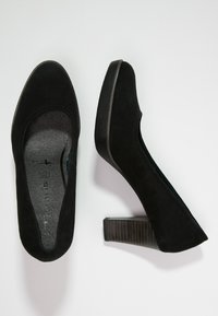 Černé semišové lodičky na vysokém podpatku s kulatou špičkou a texturovaným tmavým dřevěným blokovým podpatkem, s hladkým vnitřním potahem pro pohodlí.