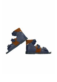 Námořnické modré sandály s hnědými semišovými akcenty, které mají tři suché zipy, otevřenou špičku a texturovanou gumovou podrážku.