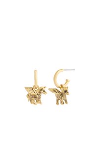 Orecchini ad anello color oro con piccoli ciondoli a forma di cane alato, caratterizzati da dettagli intricati e accenti di gemme viola.