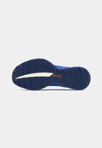 Μπλε σόλα παπουτσιού για τρέξιμο με βαθιά πέλματα για πρόσφυση, υλικό από υφή καουτσούκ και εμφανές λογότυπο Continental σε κίτρινο χρώμα.