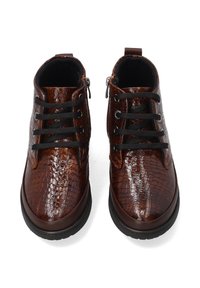 Hnědé, lesklé kotníkové boty s hadím vzorem, s černými šňůrkami, zipovým zapínáním a gumovou podrážkou pro lepší přilnavost.