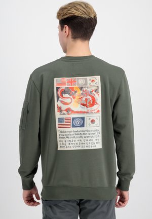 Sudadera de color verde oliva con un gráfico en la parte posterior que incluye banderas, texto e ilustración de un dragón rojo. Puños y dobladillo acanalados.