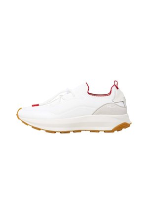 Sneaker bianco slip-on con accenti rossi, tomaia in tessuto a maglia testurizzata, suola imbottita e suola in gomma, dotata di una linguetta sul retro.