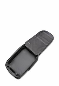 Sac à dos en tissu noir avec un seul compartiment. Comprend des poches en maille, un intérieur plat rembourré et des fermetures à double zip pour un accès sécurisé.