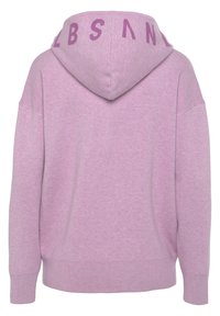 Übergroßer rosa Hoodie mit strukturiertem Finish, ausgestattet mit einer Kapuze und lila Schriftzug entlang der Oberseite. Eingestrickte Bündchen und Saum vervollständigen das Design.