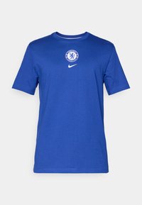 Blå bomulds T-shirt med korte ærmer, der har en rund halsudskæring, Nike-logo og Chelsea FC-emblem trykt på brystet.