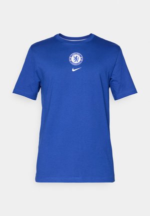 Blå bomulds T-shirt med korte ærmer, der har en rund halsudskæring, Nike-logo og Chelsea FC-emblem trykt på brystet.