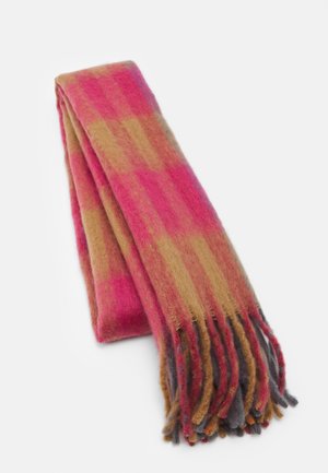 Écharpe douce en laine pliée avec des franges aux extrémités, présentant un motif à carreaux rose, orange et marron.