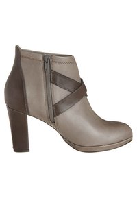 Bottine en cuir gris à bout pointu, avec une fermeture éclair latérale et une bride en cuir marron foncé traversant le cou-de-pied. Talon aiguille.