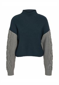 Pull en tricot épais avec un col haut, pr ésentant un corps bleu foncé et des manches en tricot torsadé gris clair, mettant en valeur la texture et les couleurs contrastées.