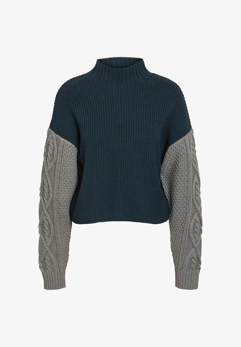Jersey de punto grueso con cuello alto, con un cuerpo azul oscuro y mangas de punto cableado color gris claro, que destacan la textura y los colores en contraste.
