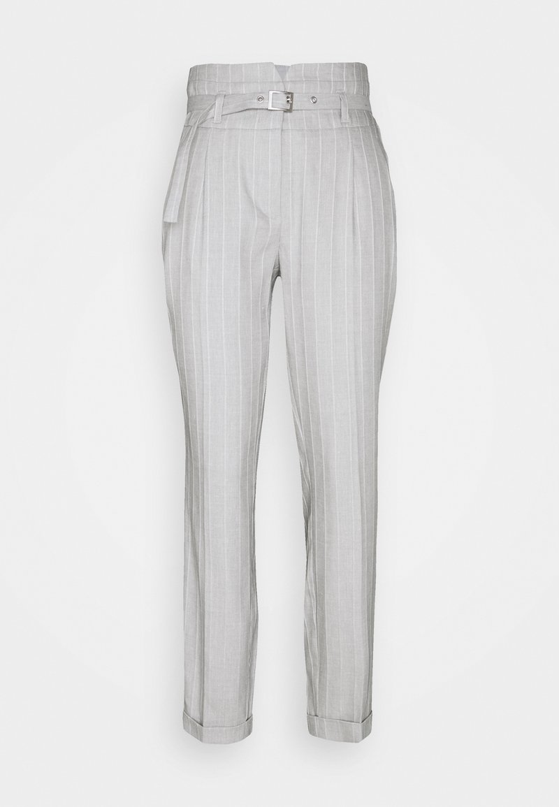 Pantalon gris clair à fines rayures, fabriqué dans un tissu lisse. Comprend une ceinture, des plis et des revers roulés. Coupe ajustée avec une jambe droite.