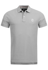 Polo gris en coton, avec un plastron à deux boutons, des manches courtes et un petit logo blanc sur la poitrine gauche.