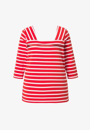 Červenobíle pruhované tričko s tříčtvrtečními rukávy a hranatým výstřihem, s horizontálním červeným páskem z flitrů přes prsa.