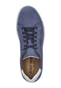 Tummansininen nahkakengät pyöreällä kärjellä, valkoisilla yksityiskohdilla, kuudella metallisella reiällä ja tasaisilla nauhoilla. Sisäpuolella on ruskea vuori, jossa on brändin nimi.