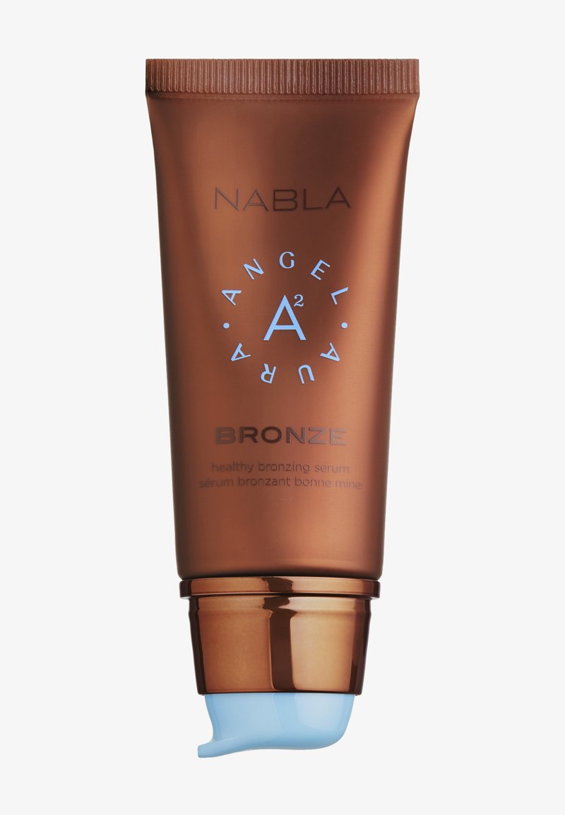 Bronzen kunststof tube met blauwe accenten, voorzien van de tekst "NABLA ANGEL A² BRONZE" en een pompopener. Bevat een gezonde bronzingserum.