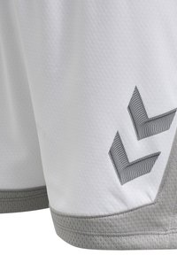 Vita atletiska shorts med texturerad tyg, grå detaljer vid fållen och två grå chevronmönster på den nedre sidan.